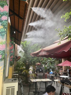 máy phun sương quán cà phê