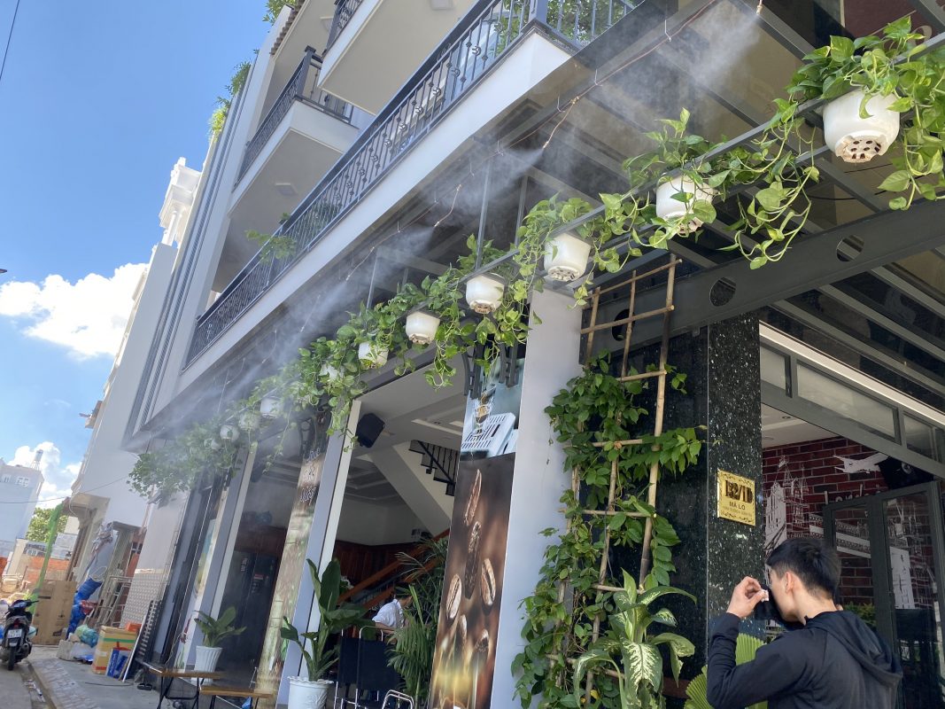 phun sương mặt tiền quán cafe