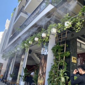 phun sương mặt tiền quán cafe