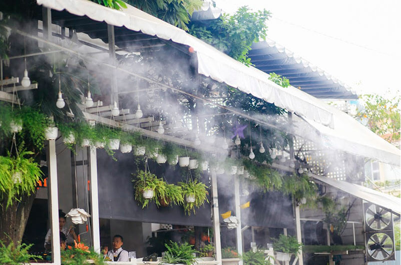 máy bơm phun sương làm mát và tạo cảnh quan đẹp mắt cho các địa điểm kinh doanh như quán cafe, nhà hàng